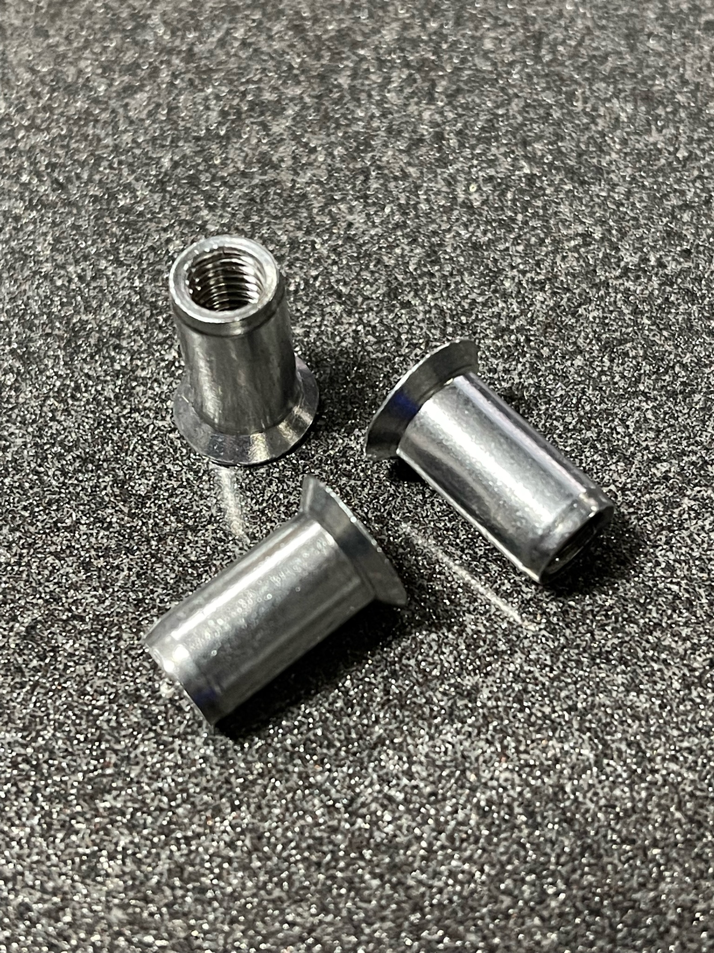 M5 well Nut / Thread Rivets - angled for close mount
gesenkte Nietmutter
‍